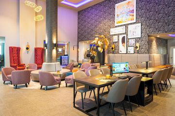 Lobby lounge