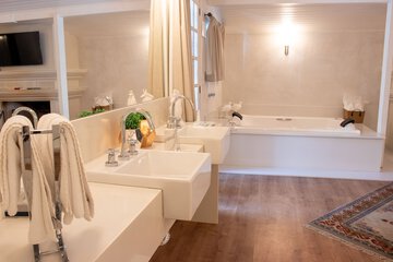 Deep soaking bathtub