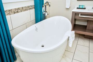 Deep soaking bathtub