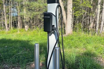 Electric vehicle charging station
