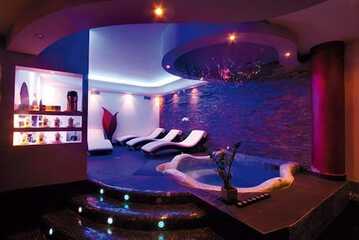 Indoor spa tub