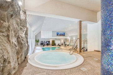 Indoor spa tub