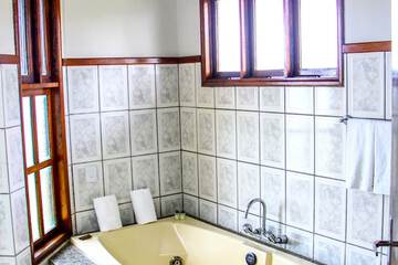 Jetted tub