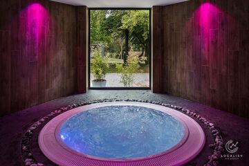 Indoor spa tub