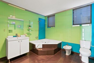 Deep Soaking Bathtub