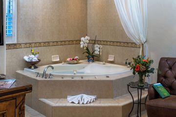 Deep soaking bathtub