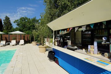 Poolside bar
