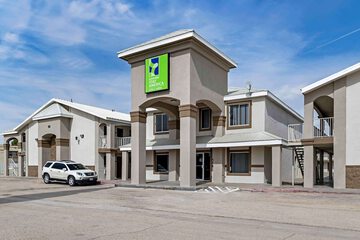 HomeTowne Studios by Red Roof Odessa