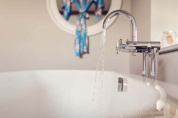 Deep soaking bathtub