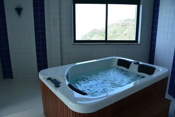 Indoor spa tub