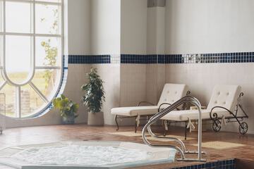 Indoor spa tub