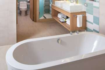 Deep soaking bathtub