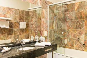 Deep soaking bathtub