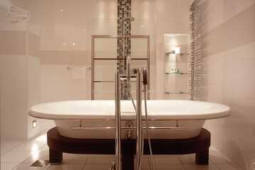 Deep soaking bathtub