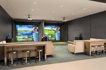 Indoor golf driving range