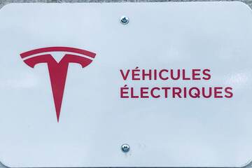 Electric vehicle charging station