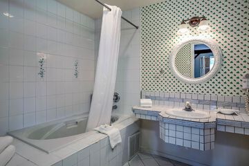 Deep soaking bathtub