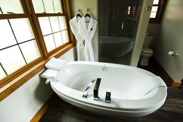 Deep soaking bathtub