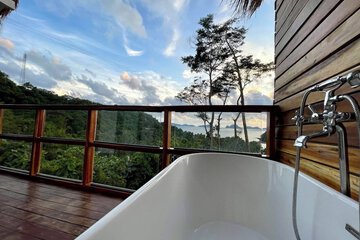 Deep soaking bathtub