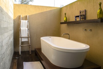 Deep soaking bathtub