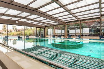 Indoor/outdoor pool