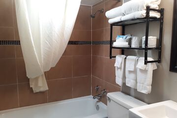 Deep soaking bathtub