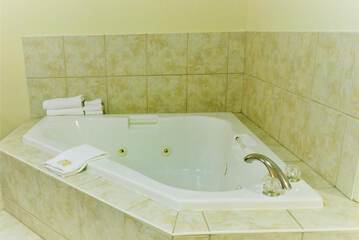 Jetted tub