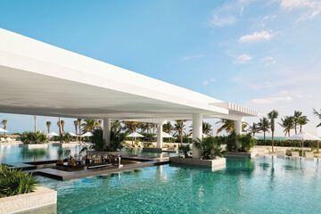 Swim-up bar