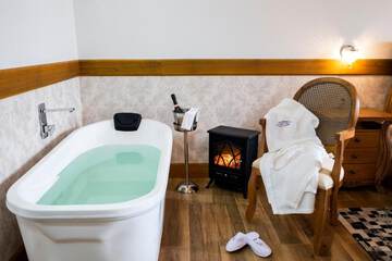 Deep soaking bathtub