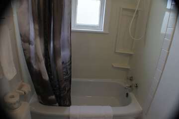 Deep soaking bathtub