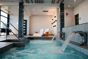 Indoor spa tub
