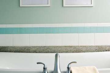 Deep soaking bathtub