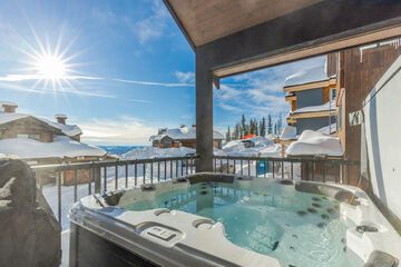 Indoor spa tub