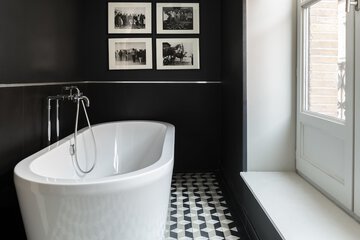 Deep soaking bathtub
