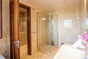 Bathroom shower
