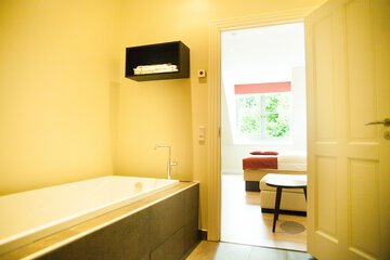 Deep soaking bathtub