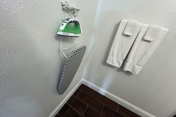 Iron/ironing board