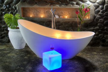 Deep soaking bathtub