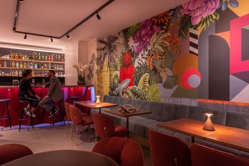 Lobby lounge