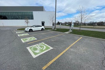 Electric vehicle charging station