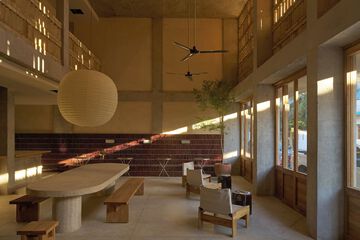 Lobby lounge