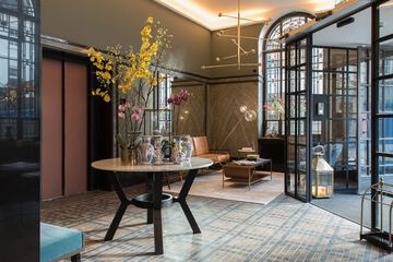 Lobby lounge