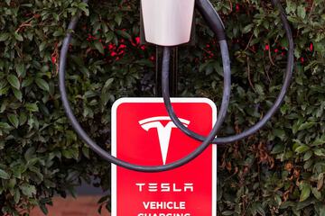 Electric vehicle charging station