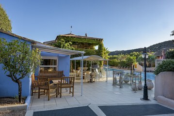 Poolside bar