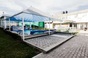 Indoor/outdoor pool