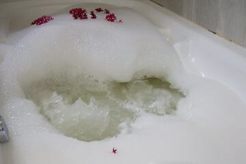 Jetted tub