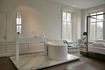 Deep soaking bathtub