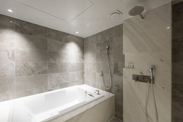 Deep soaking bathtub
