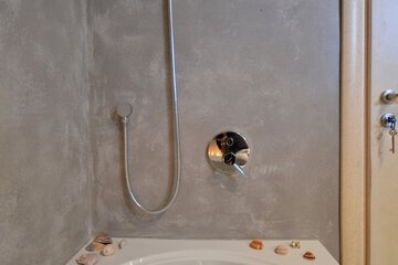 Deep soaking bathtub