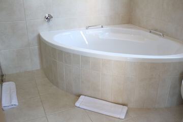 Deep soaking bathtub